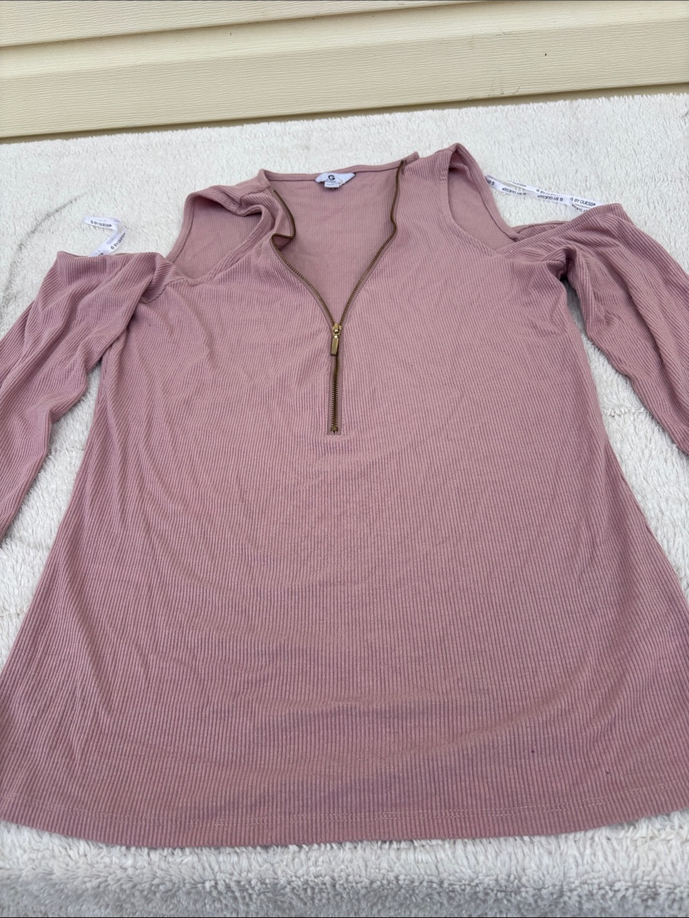 G by Guess Mauve Cold-Shoulder Ribbed Zip Top